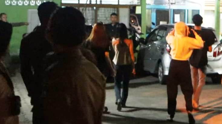 Hasil razia Satpol PP Padang menggiring lima orang dari kos Bandar Damar dan kawasan Batang Arau pada Sabtu dini hari (10/5/2025).