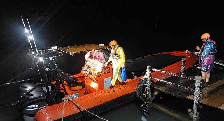 Tim SAR saat mulai bergerak melakukan pencarian terhadap 7 pemancing ikan yang terombang-ambing di perairan Pulau Air akibat mesin kapal mati.