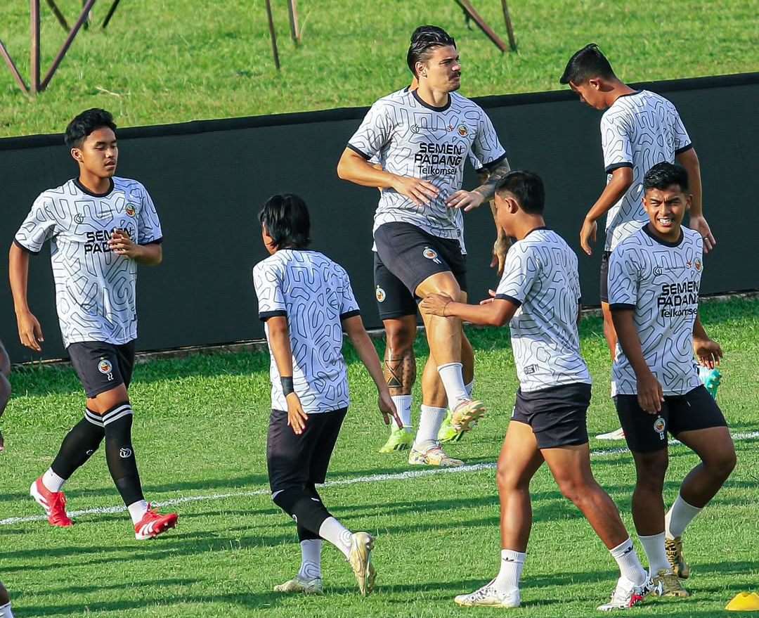 Para pemain Semen Padang FC latihan jelang menghadapi Persebaya Surabaya yang digelar pada Minggu malam (11/5) pukul 19:00 WIB. (Foto: Instagram @semenpadangfcid)