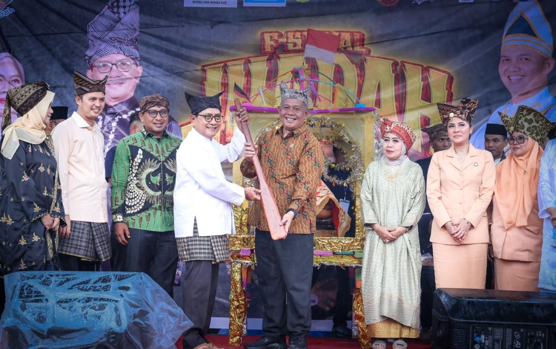 Wamen UMKM Helvi Moraza hadiri Pembukaan Festival Juadah 2025 di Padangpariaman, Sabtu (10/5).(Foto: Humas)