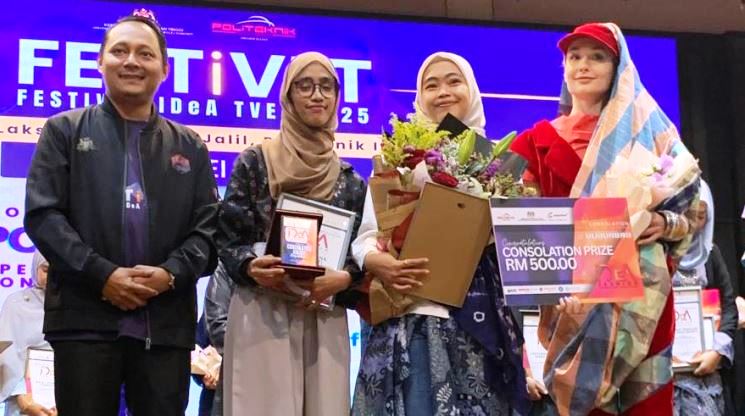 Anandya Yushara dan Syarifah Fatimah Zahra diapit dua dosen pembimbing, Tasyrif Adnan MDs dan Farahiyah Inarah Putri MA, saat menerima hadiah dalam ajang International Design Award (IDeA) 2025.
