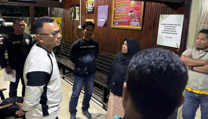 Kapolsek Pulau Punjung Iptu Azhamu Suwaril (kiri) dan keluarga&nbsp;korban.