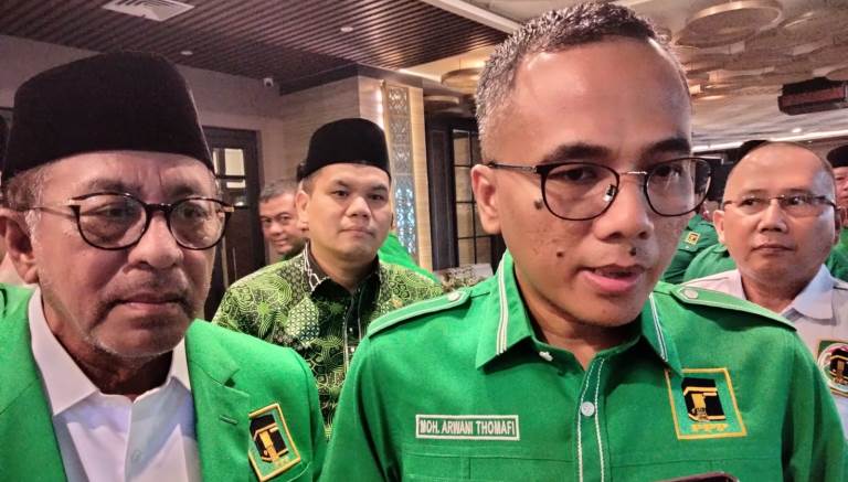 Sekjen DPP PPP Muhamad Arwani Thomafi diwawancarai puluhan wartawan usai menghadiri Bimtek Anggota DPRD dari PPP se-Sumatera Barat, Minggu (11/5/2025).