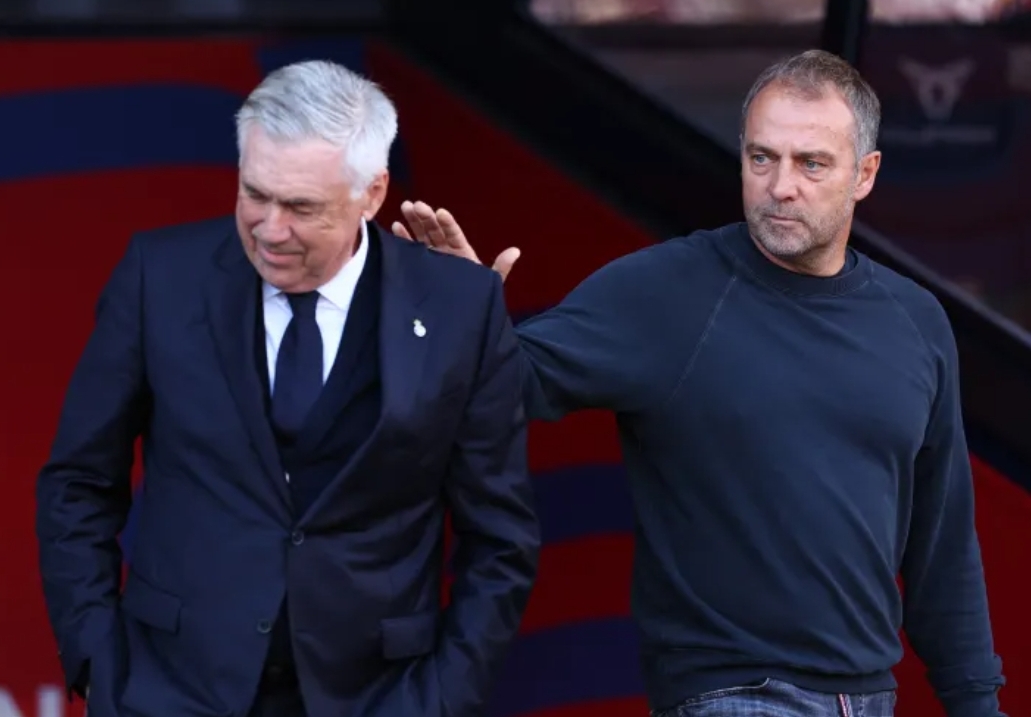 Pelatih Real Madrid Carlo Ancelotti (kiri) dan Pelatih Barcelona Hansi Flick sebelum pertandingan El Clasico, Minggu (11/5/2025). (Foto: Albert Gea/Reuters)