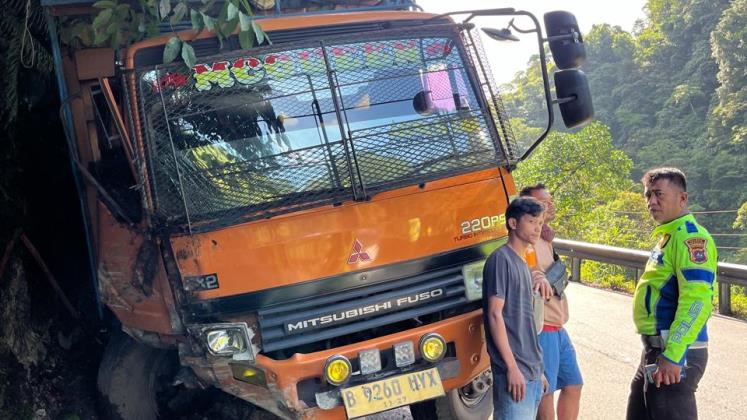 Truk membawa minyak bimoli ini menyandar di dinding jalan usai mengalami rem blong di tanjakan Silaiang Kariang, Senin dini hari (12/5/2025). (Satlantas Polres&nbsp;Padangpanjang)