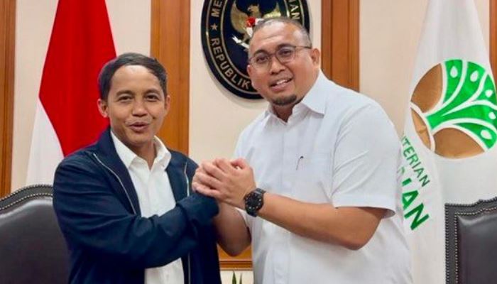 Wakil Ketua Komisi VI DPR RI dari Fraksi Gerindra, Andre Rosiade, berjabat erat dengan Menhut Raja Juli Antoni.