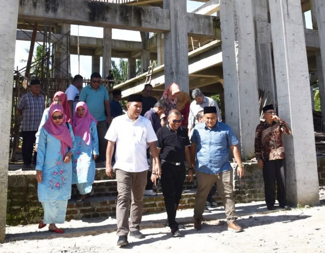 Wakil Wali Kota Pariaman, Mulyadi mendampingi Ketum DPP PKDP John Kenedy Azis meninjau pembangunan Masjid Maimunah di Dusun Lapai.(Foto: Kominfo)