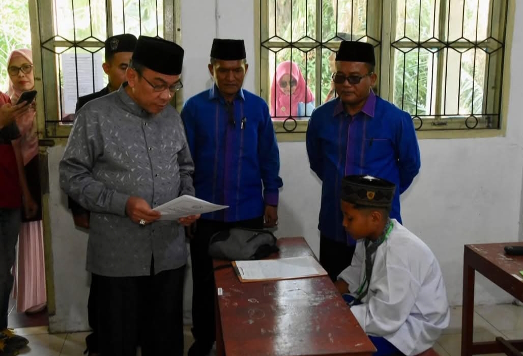 Wakil Wali Kota Maigus Nasir tinjau ujian akhir Madrasah Diniyah Takmiliyah Awaliyah (MDTA) dan TPQ di Padang.(Foto: Prokopim)