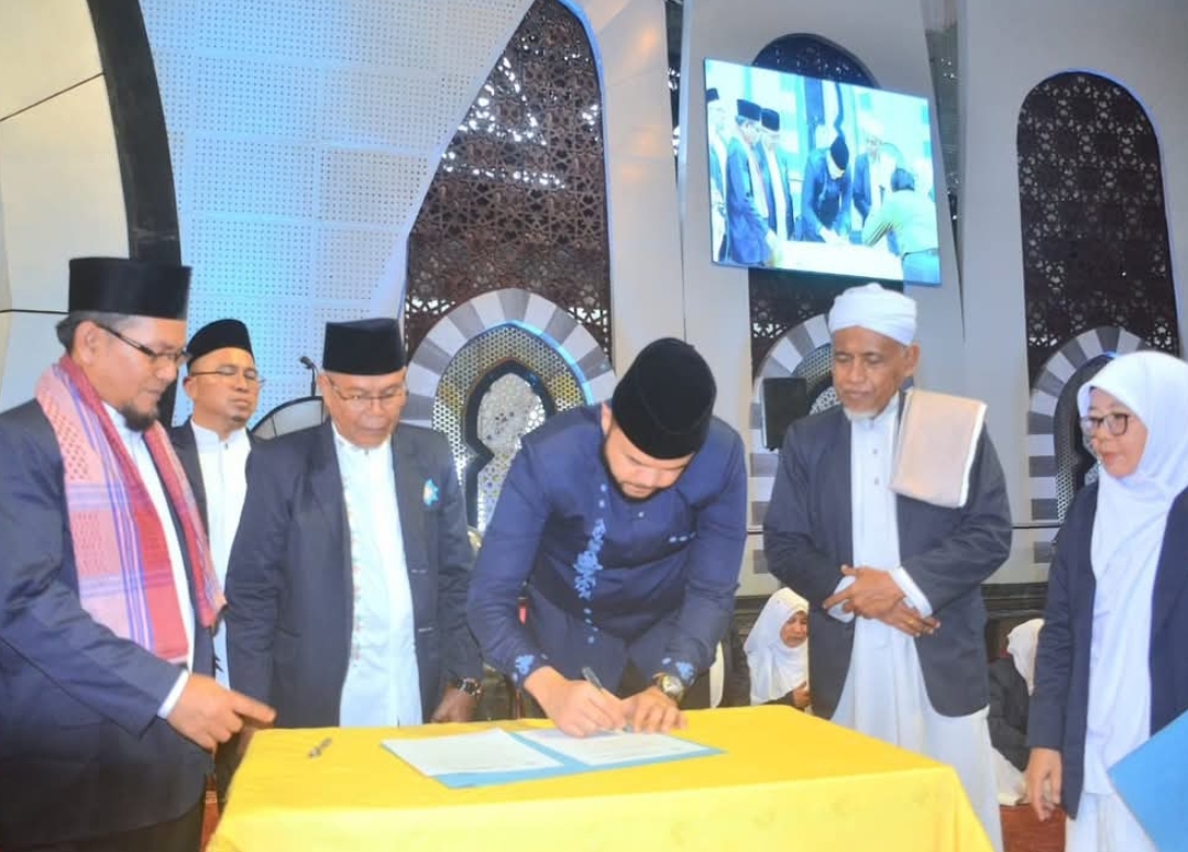 Wali Kota Padang, Fadly Amran mengukuhkan Pengurus Majelis Taklim Yasin (MTY) Sumbar di Masjid Raya Syekh Ahmad Khatib Minangkabawi.(Foto: Prokopim)