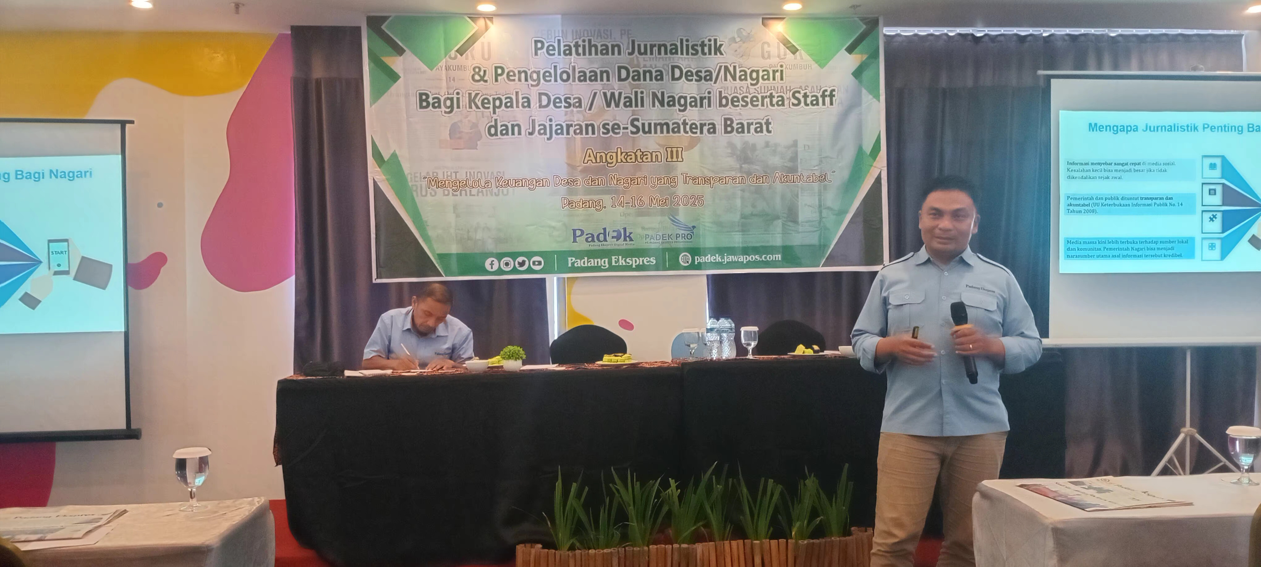 Pemred Padang Ekspres, Rommi Delfiano saat menyampaikan materi jurnalistik kepada Wali Nagari pada pelatihan Nagari Padek Angkatan III.