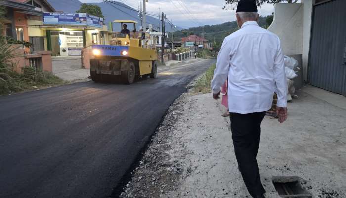 Mahyeldi saat singgah di Pakan Sinayan, titik lokasi pengerjaan perbaikan jalan provinsi jalur Padanglua-Manggopoh.