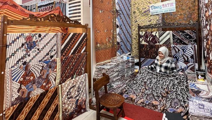 Aisha Nadia owner Dimas Batik di Tasikmalaya, tetap memilih lilin karena setiap goresan malam adalah jejak sejarah yang tak tergantikan.