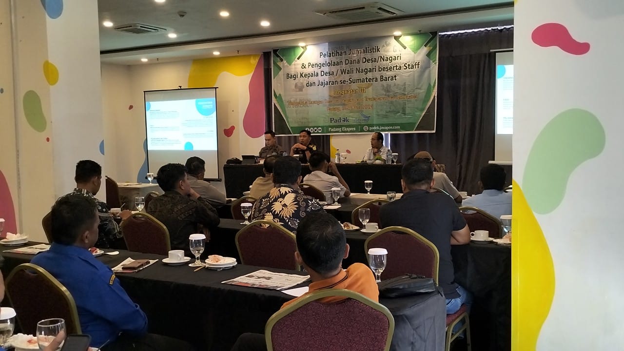 Asisten Intelijen Kejaksaan Tinggi (Kejati) Sumatera Barat, Efendi Eka Putra, memberikan pembekalan kepada para peserta Pelatihan Jurnalistik dan Pengelolaan Dana Nagari yang digelar di Fave Hotel.