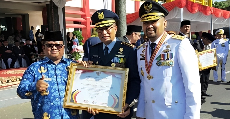Camat Nanggalo Amrizal Rengganis (kiri) saat menerima penghargaan dari Wagub Sumbar Audy Joinaldy dalam upacara Hardiknas dan Otonomi Daerah ke-28, di Kantor Gubernur Sumbar, 2 Mei 2024 silam.
