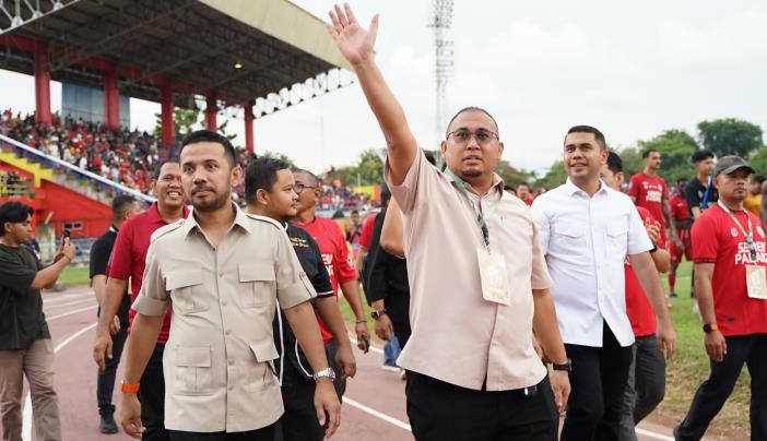 Anggota DPR RI sekaligus penasihat tim Semen Padang FC, Andre Rosiade, lambaikan tangan kepada penonton.