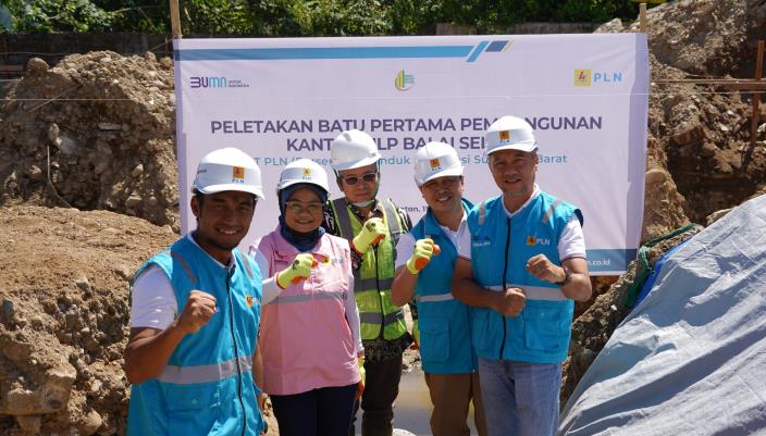 Pose usai peletakan batu pertama pembangunan Kantor ULP Balai Selasa, Kabupaten Pesisir Selatan.