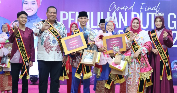 Muhamad Furqan First dari SMA 1 Pariaman dan Nadya Mahfauzan dari UNP sebagai Juara 1 Duta GenRe Kota Pariaman 2025.