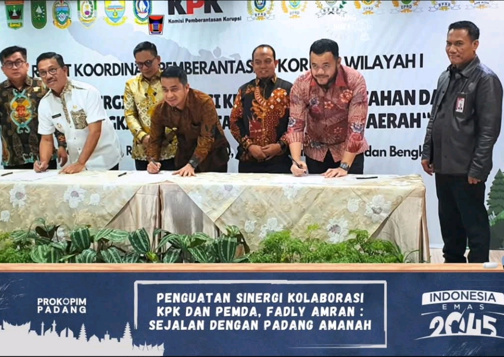 Wali Kota Padang Fadly Amran teken komitmen antikorupsi di KPK, Jakarta. (Foto: Prokopim)