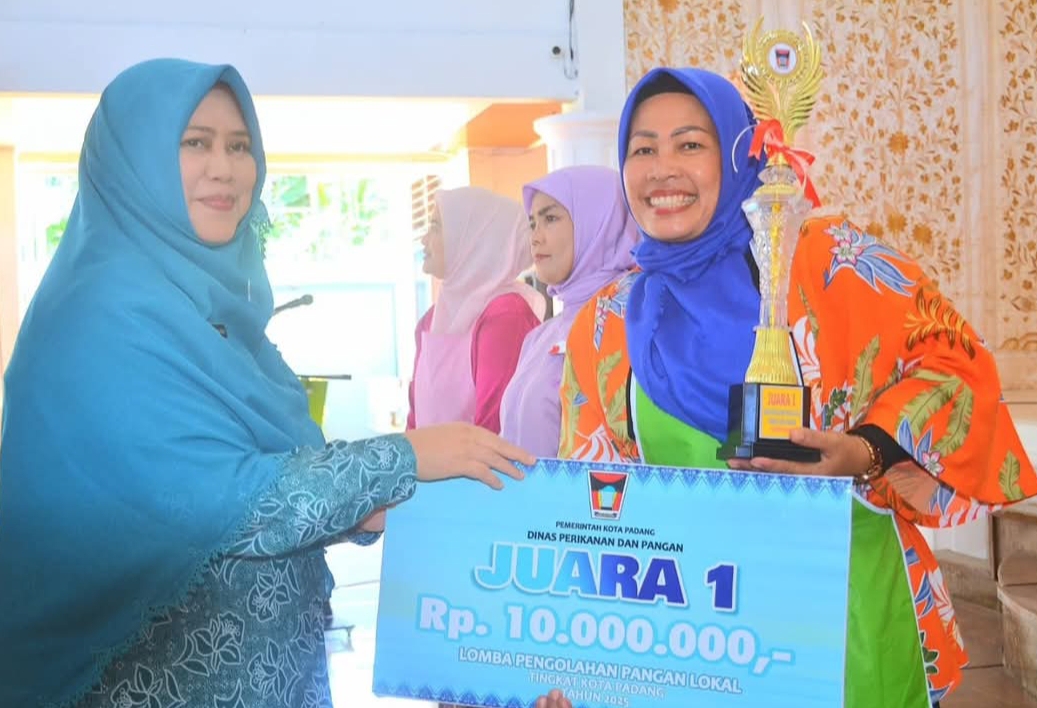Penyerahan hadiah kepada peserta asal Kuranji yang menjuarai Lomba Pangan Lokal Padang 2025. (Foto: Prokopim)
