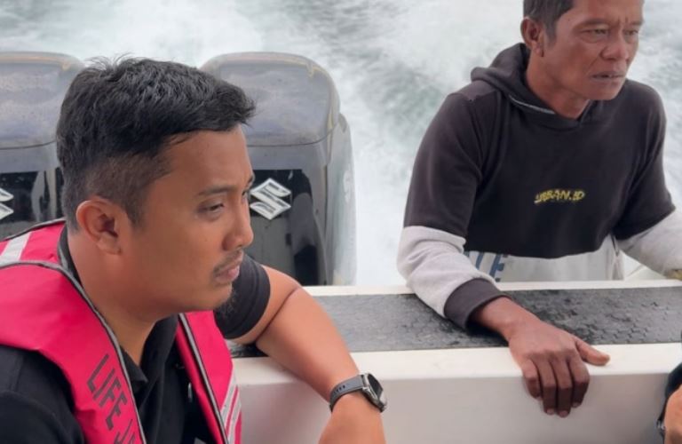 Wakil Gubernur Sumbar, Vasko Ruseimy, turun langsung ke lokasi dan memimpin inspeksi di laut sebagai respons atas pengaduan masyarakat.
