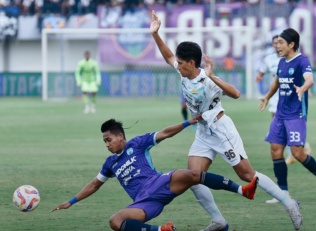 Pertandingan BRI Liga 1 2024/2025 antara Persita Tangerang dan Persib Bandung berakhir imbang 2-2. (Foto: Instagram @persib)
