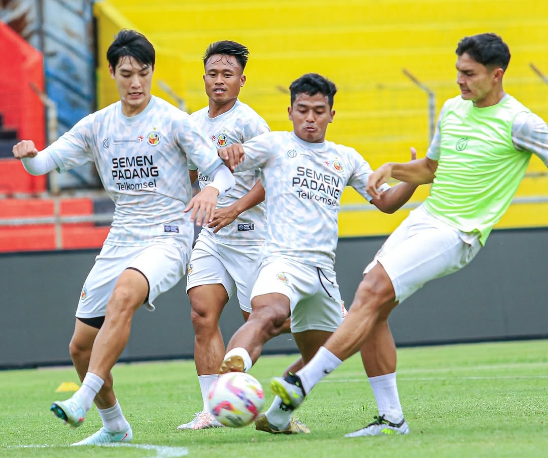 Para pemain Semen Padang FC latihan jelang laga melawan Persik Kediri pada Minggu (18/5/2025) pukul 15:30 WIB di Stadion H Agus Salim. (Foto: Instagram @semenpadangfcid)