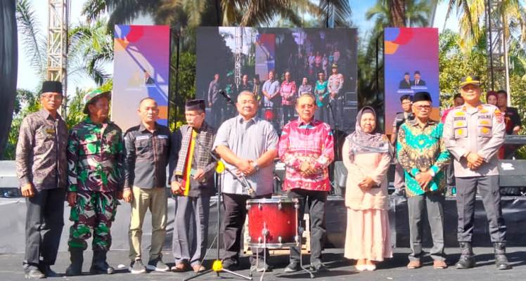 Kepala Dinas Kebudayaan Sumbar, Jefrinal Arifin, dan Anggota DPRD Sumbar, Muchlis Yusuf Abit, memukul gendang saat pembukaan festival, dengan didampingi para tamu undangan lainnya.&nbsp;