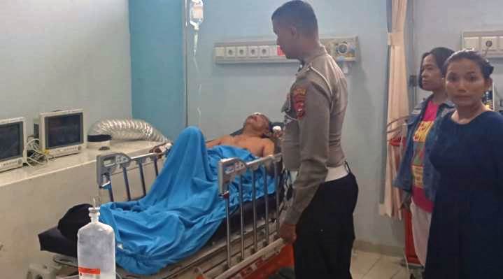 Syafril Arifin (59), mendapat perawatan medis setelah motor yang dikendarainya ditabrak motor lainnya di Simpang Jalan Baru Indarung, Sabtu (17/5/2025). (Polsek&nbsp;Lubukkilangan)