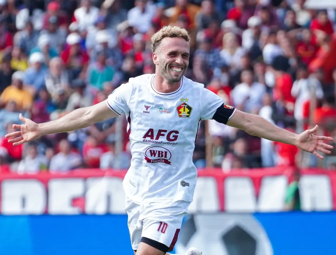Gol tendangan bebas Ze Valente membawa Persik Kediri unggul 1-0 atas Semen Padang FC pada laga pekan ke-33 BRI Liga 1. (Foto: Instagram @persikfcofficial)