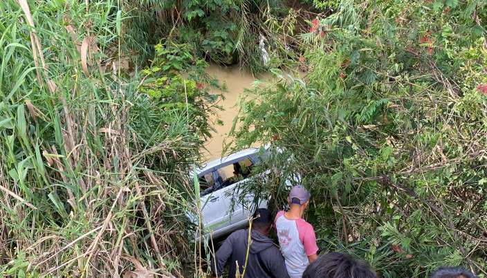 Kondisi mobil Toyota Avanza berwarna putih yang mengalami kecelakaan jatuh ke jurang di Jorong Lubuk Selasih, Nagari Batang Barus, Kecamatan Gunung Talang, Kabupaten Solok, Minggu (18/5/2025) sore.