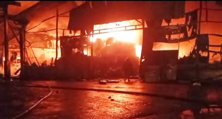 Kondisi terkini kebakaran pabrik karet milik PT Teluk Luas. Hingga Minggu malam (18/5/2025) ini belum berhasil dipadamkan.