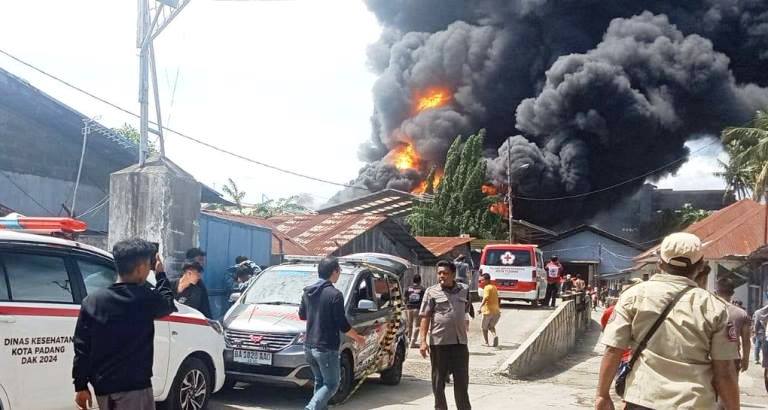 Kebakaran hebat melanda pabrik karet milik PT Teluk Luas yang berlokasi di Jalan Bypass, Kecamatan Lubuk Begalung, Kota Padang, Minggu (18/5/2025) siang.