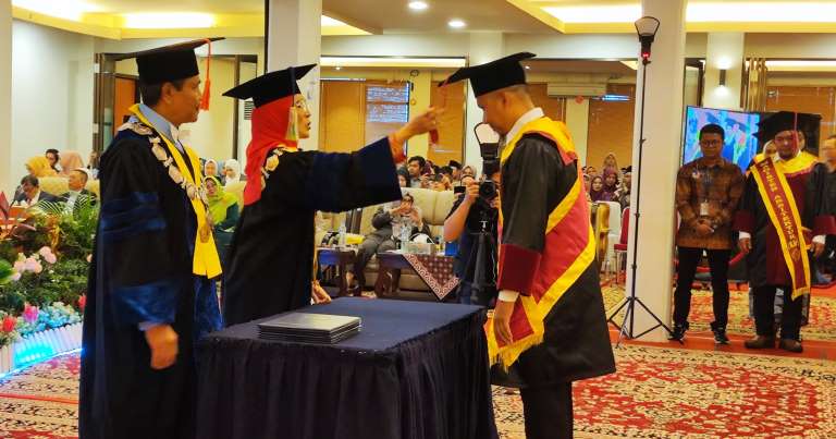Rektor UBH Prof Diana Kartika memindahkan jambul wisudawan pada Wisuda Akademik ke-83 di Gedung Bung Hatta Convention Hall, Kampus 1 UBH, Ulakkarang, Kota Padang, Minggu (18/5/2025). (Randi Zulfahli)