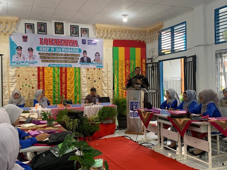 BERBAGI ILMU: Deep learning untuk meningkatkan kualitas pembelajaran guru SMPN 30 Padang dalam merancang perangkat berbasis AI.(TIM LAMAN GURU)