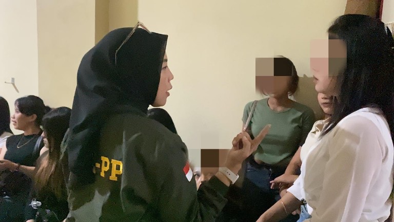BERANTAS PEKAT: Petugas Satpol PP mengamankan belasan perempuan yang diduga sebagai pemandu lagu dari sebuah tempat hiburan malam di kawasan Ngalau, Sabtu malam (17/5).(PEMKO PAYAKUMBUH UNTUK PADEK)