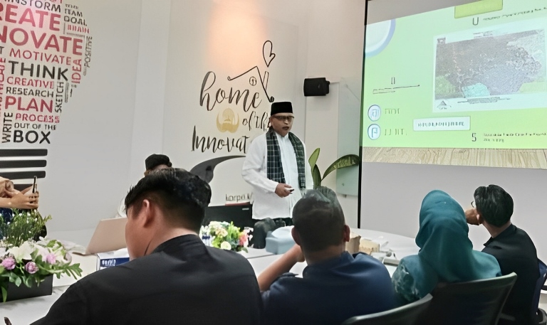 Lurah Pisang Adek Deswarman berikan pemaparan dalam tahapan Penilaian Pemaparan Calon Juara Lomba Kelurahan Tingkat Kota Padang 2025 pada 9 Mei 2025 lalu.