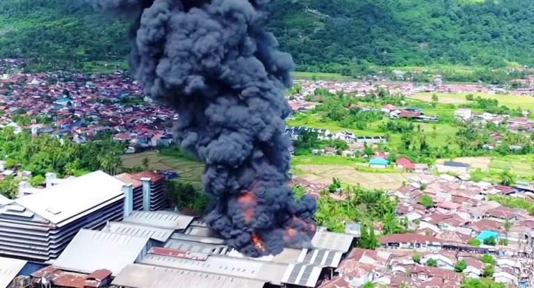 Kebakaran pabrik karet PT Teluk Luas di Tanjung Saba Pitameh Nan XX, Kecamatan Lubukbegalung, Kota Padang, Minggu (18/5/2025) siang berhasil dipadamkan Senin dini hari tadi. (Foto Gumilangjalanjalan).