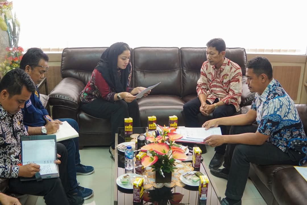 Bupati Dharmasraya Annisa Suci Ramadhani melakukan kunjungan kerja ke Dinas ESDM Provinsi Sumatera Barat, baru-baru ini.