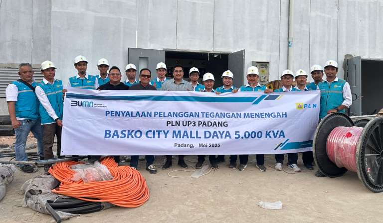 PLN UID Sumbar nyalakan listrik 5 MVA ke Basko City Mall. Langkah ini dukung operasional mall jelang pembukaan akhir Mei 2025.