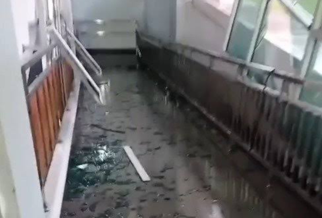 Angin kencang yang menerjang wilayah Kecamatan Pulau Punjung, Kabupaten Dharmasraya, Minggu sore (18/5), menyebabkan kerusakan di sejumlah fasilitas RSUD Sungaidareh. (Foto: IST)