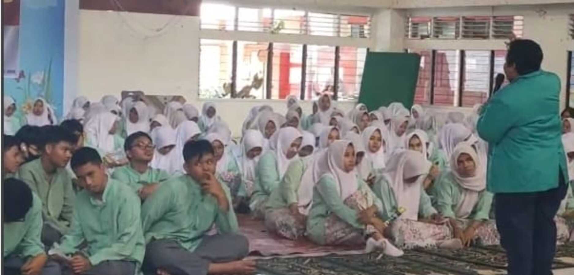 Universitas Dharma Andalas melakukan pengabdian masyarakat di SMA Semen Padang, SMA PGRI 3 dan SMKN 1 Pariaman.