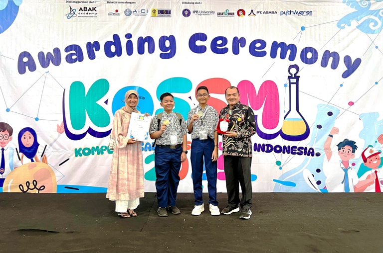 BIKIN BANGGA: Zaki Alvaro dari MTsN 6 Kota Padang ketika berhasil meraih medali emas dalam ajang bergengsi KOSSMI 2025.(TIM LAMAN GURU)