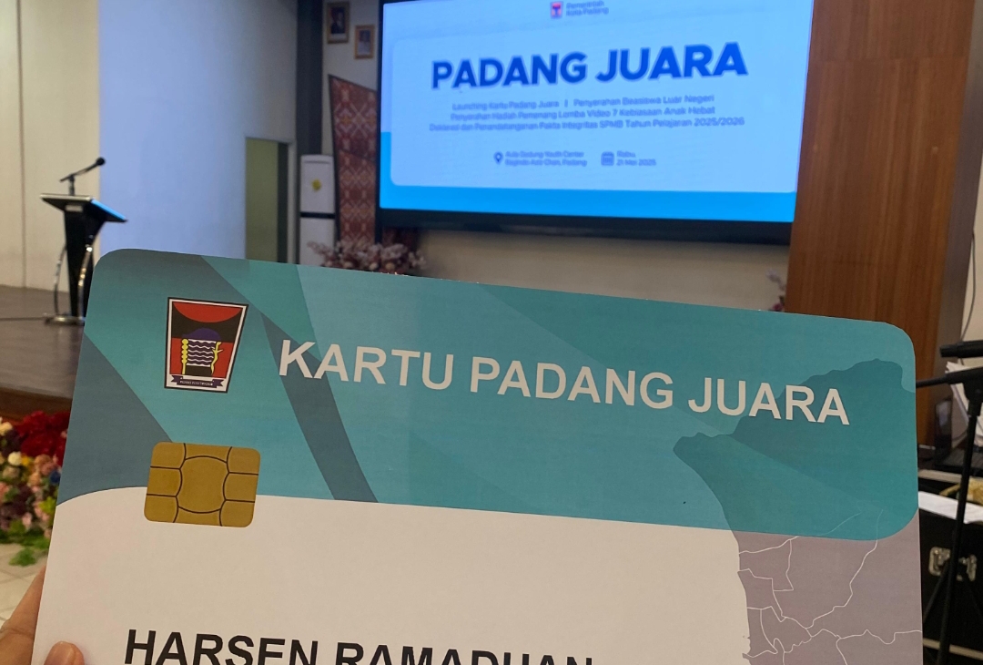 Pemerintah Kota Padang meluncurkan program Kartu Padang Juara yang ditujukan khusus bagi siswa dari keluarga kurang mampu, Rabu (21/5). (Foto: Haris)