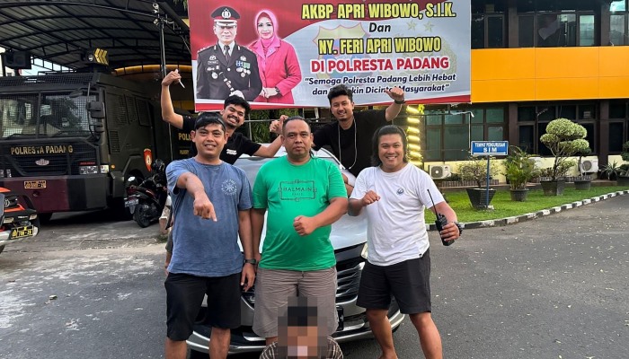 Satreskrim Polresta Padang berpose dengan tangkapannya dan juga barang bukti mobil Daihatsu Xenia di Mapolresta Padang. (Satreskrim Polresta&nbsp;Padang)