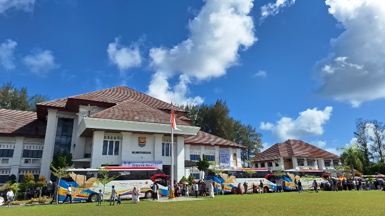 Wakil Wali Kota Pariaman Mulyadi secara resmi melepas keberangkatan 103 JCH di halaman Balai Kota Pariaman, Rabu (21/5/2025).