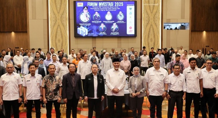Foto bersama sebelum acara Forum Investasi 2025 &ldquo;Potensi EBT Sumatera Barat untuk Peningkatan Ekosistem Data Center dan Industri Digital Berkelanjutan&rdquo;, Rabu (21/5/2025).