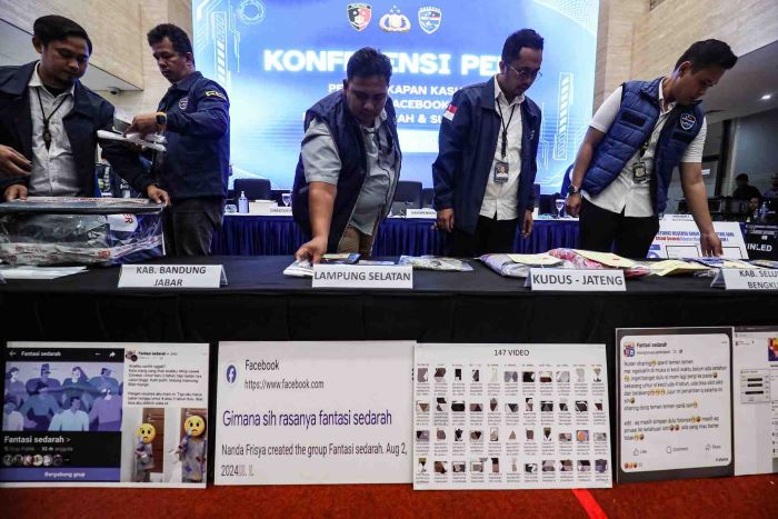 Petugas kepolisian merapihkan barang bukti usai konferensi pers ungkap kasus asusila dan pornografi di Bareskrim Mabes Polri, Jakarta, Rabu (21/5).
