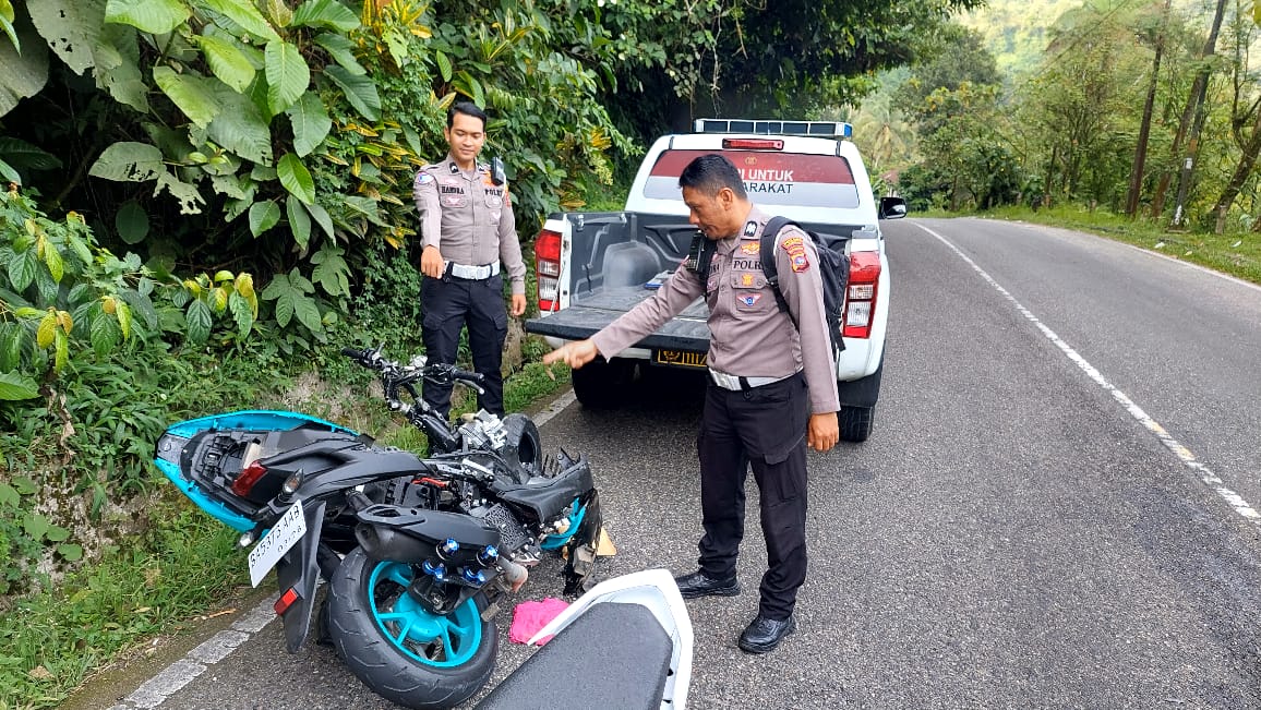 Kecelakaan Pick Up dan sepeda motor terjadi di Jalan Sutan Syahrir, kawasan Silaing Bawah, Kecamatan Padangpanjang Barat, Kota Padangpanjang, pada Kamis (22/5/2025).