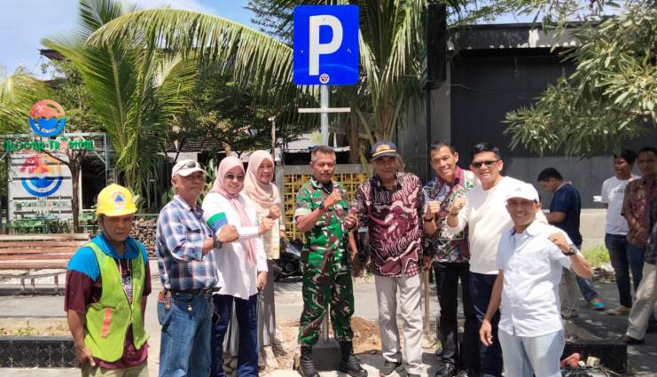 Lurah Lolong Belanti bersama LPM memasang rambu parkir di dekat&nbsp;SMAN&nbsp;1&nbsp;Padang.
