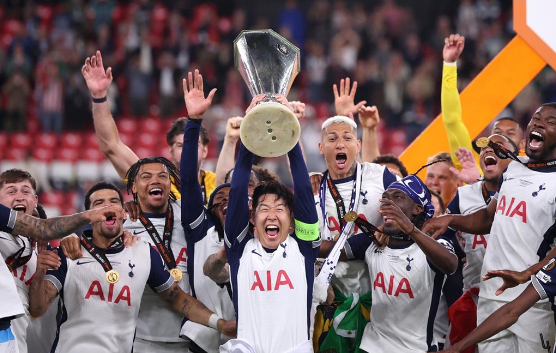 Son mengangkat trofi Juara Liga Europa 2025 usai Tottenham Hotspur kalahkan Manchester United 1-0 di final di Stadion San Mames, Bilbao, Spanyol, Kamis (22/5) dini hari WIB.(Foto: UEFA.com)